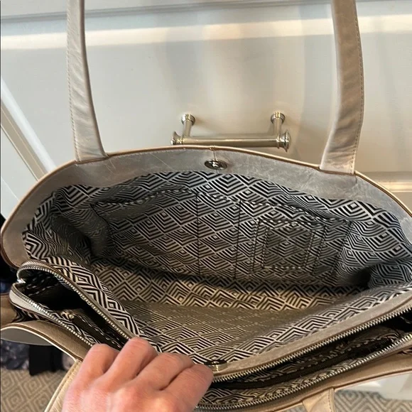 Stylish Silver Tote Bag - Picture 3 of 10